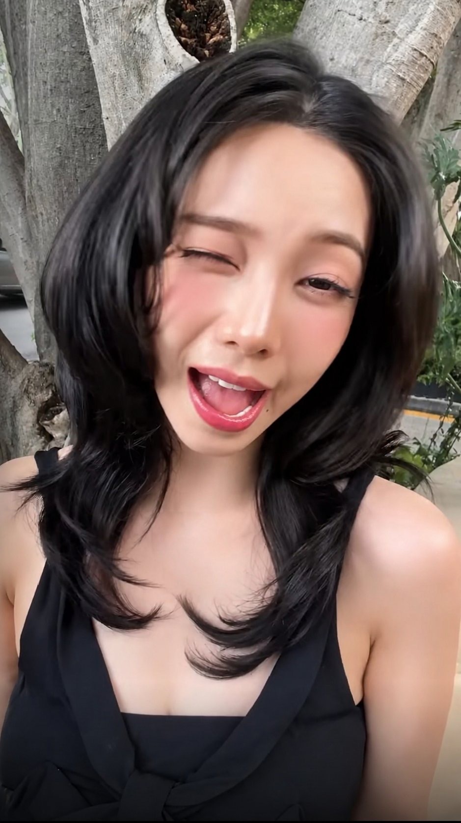 她又在干嘛…天天摆弄这种上不得台面的表情 