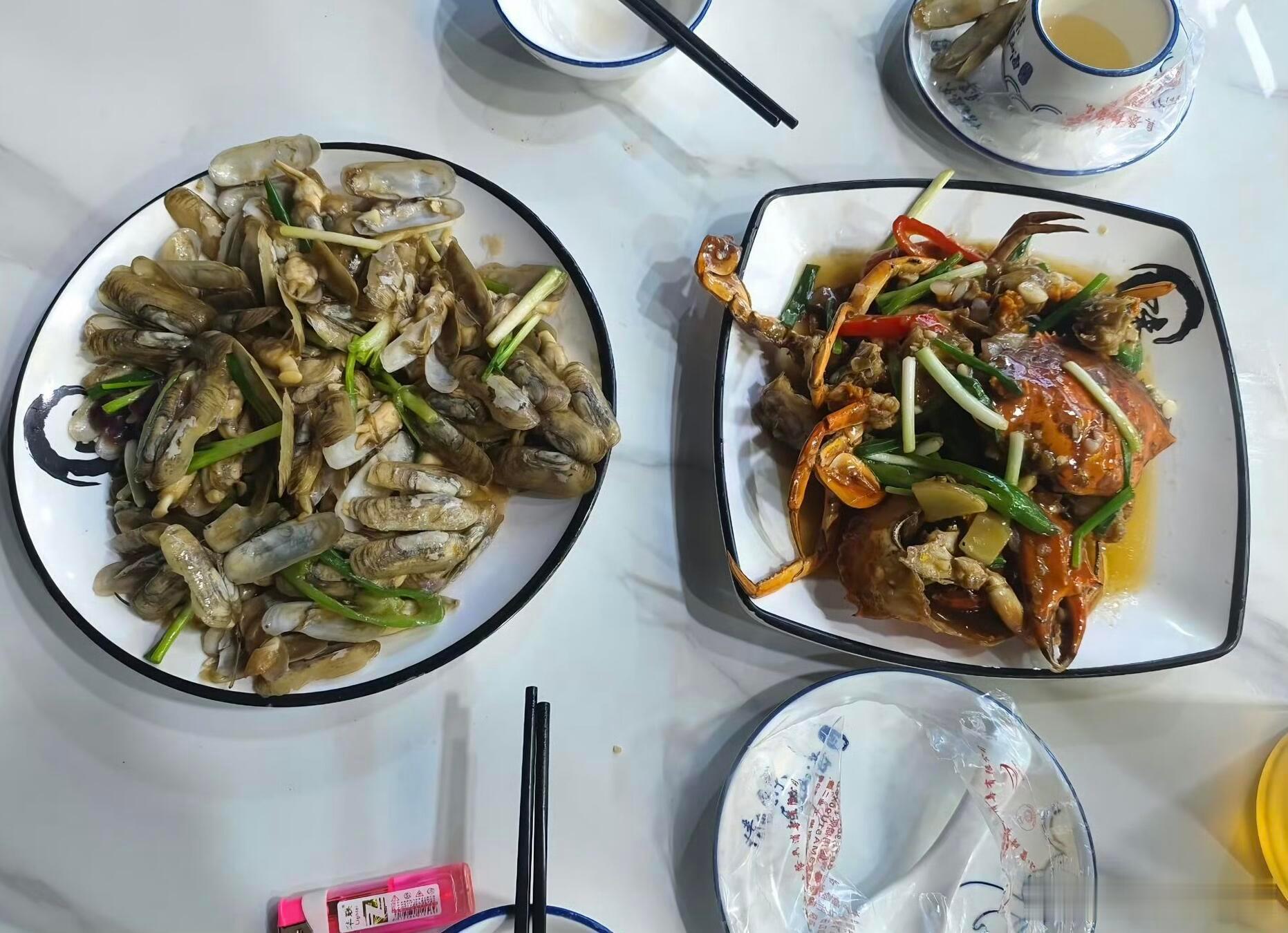 有网友在广东惠州一家海鲜餐厅吃饭，就点了炒蛏子和螃蟹两个菜竟然花了661元，后来