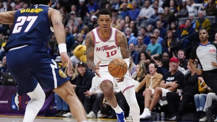 凯文·杜兰特谈到贾巴里·史密斯时说：“这家伙正在取得飞跃。他的一些动作让我觉得，