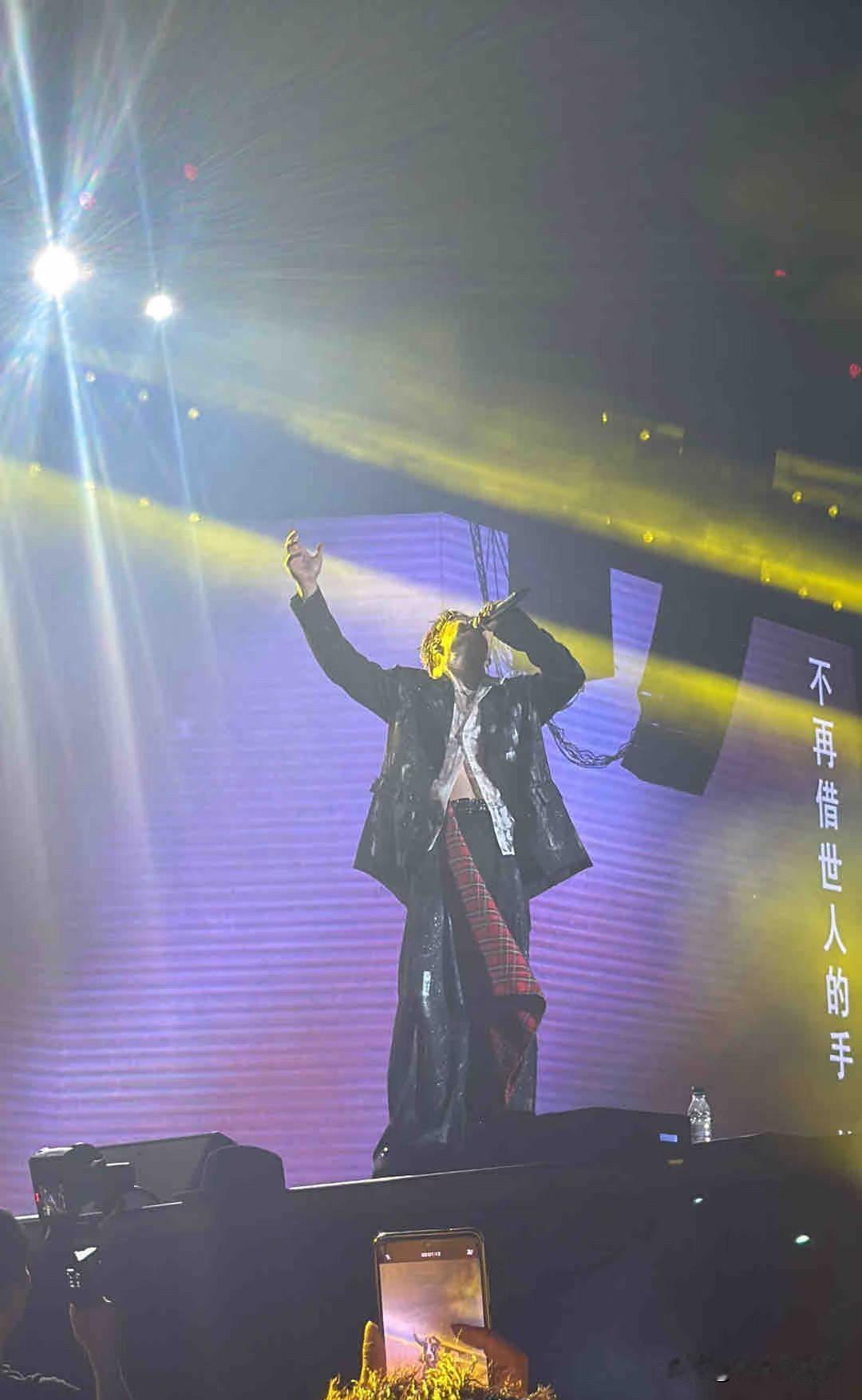 算了，以后只去专业歌手的演唱会！

满心期待蹲了一年的沈阳小沈阳演唱会，本以为能