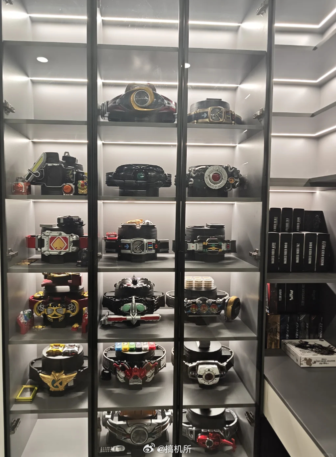 为了哄老己上班有多舍得花钱同事在办公室放了两个柜子的假面骑士腰带那些