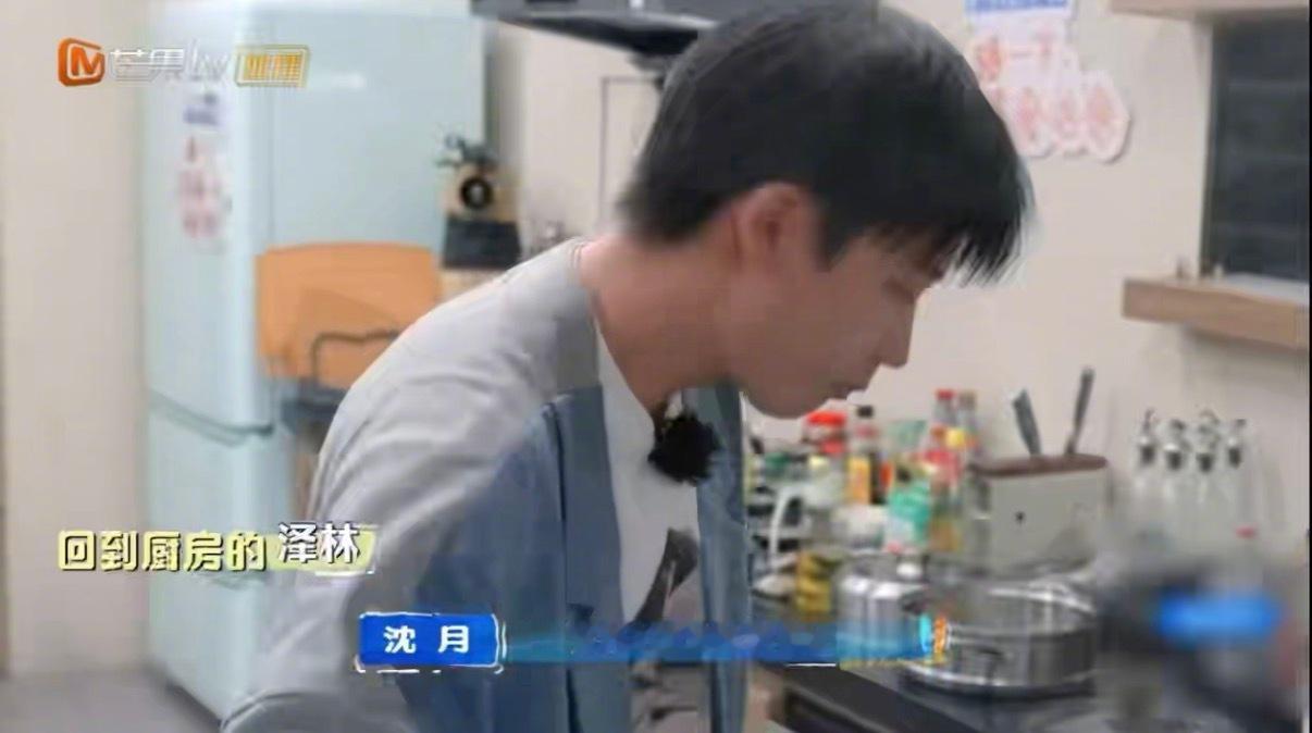 沈月喊徐志胜的那一刻太好哭了沈月会停下来等他系鞋带，会用欣赏的眼神听他说话，会在