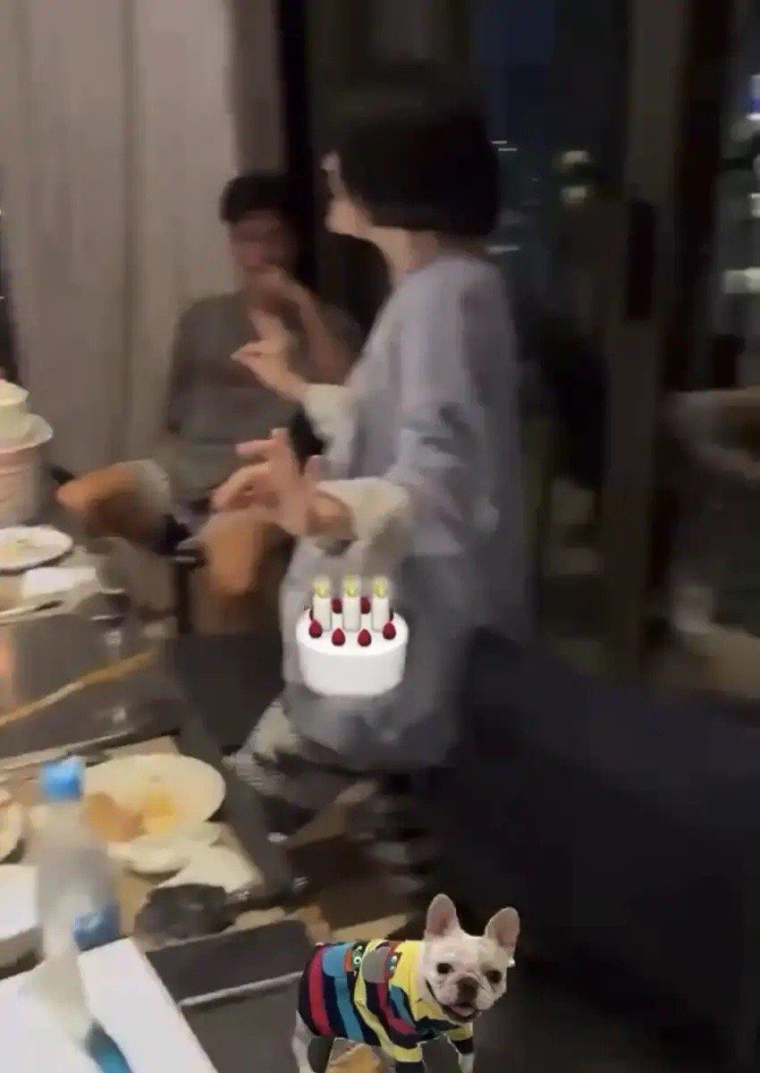 S为外甥唱生日快乐歌 具俊晔在身后帮忙撩头发搜狐娱乐讯 10月12日晚，小S发文