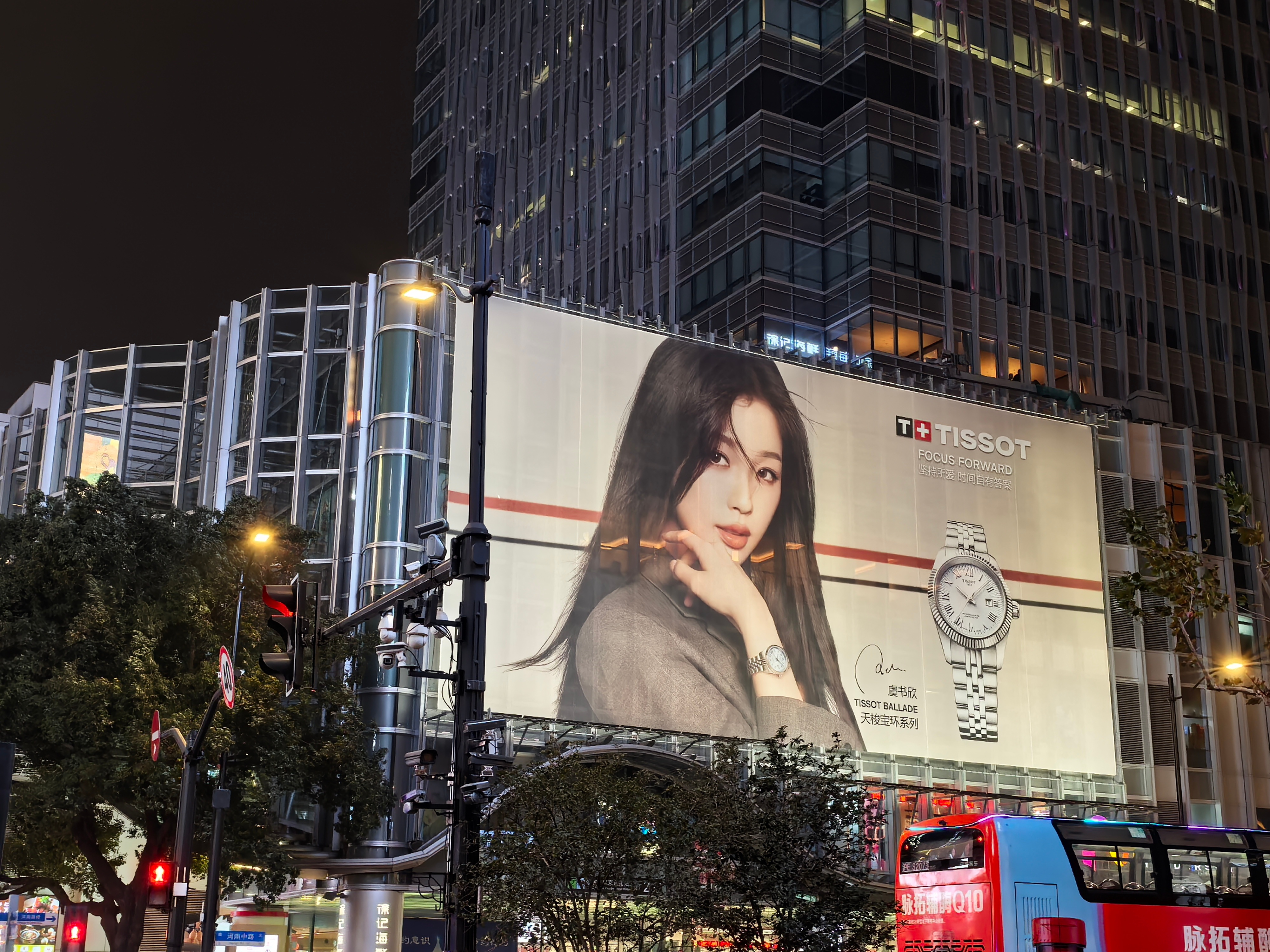 双轨昨天拍的上海南京路虞书欣的大广告牌，这姑娘到底有没有问题啊？播剧咋还困难了？