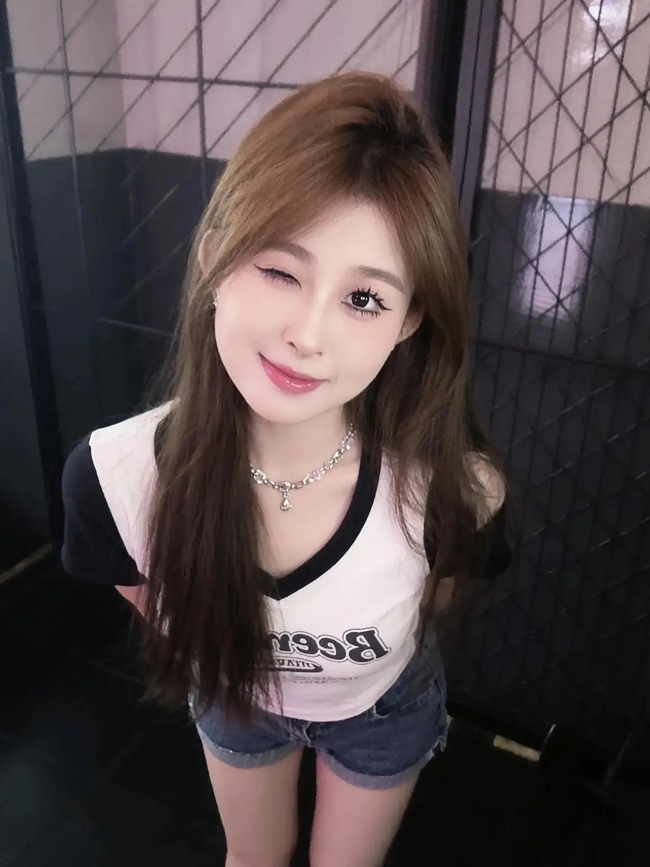 化个妆穿个漏一点的衣服看着就不像好人了，那我给你一杯喜之郎你看我像你爷爷吗