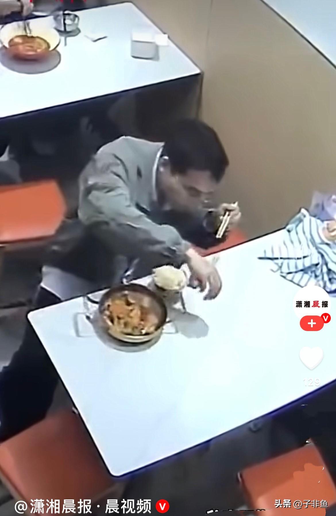 近日，安徽合肥一位男士正在店里吃饭，夹菜的时候，突然从饭里挑出一根长长的头发。换