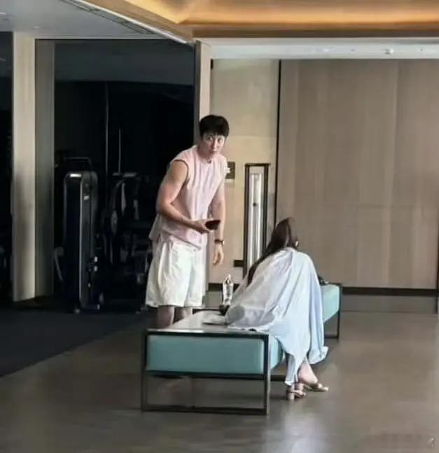 是不是很早就谈了啊，这个背影像王玉雯吗