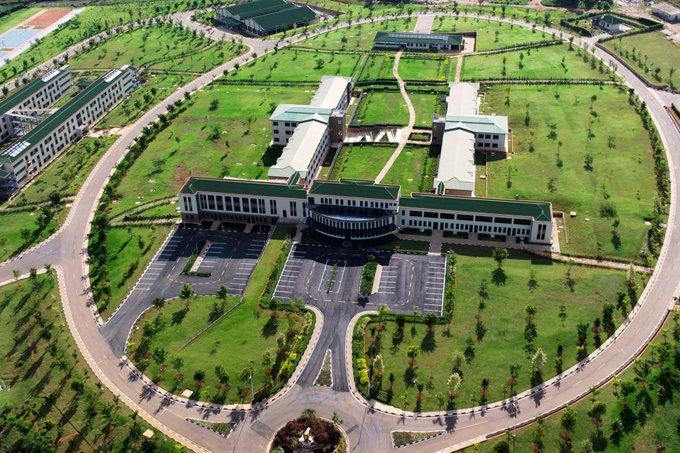 卢旺达的私立学校正在纷纷关闭，因为公立学校已经变得如此优秀；各机构要求政府以公共