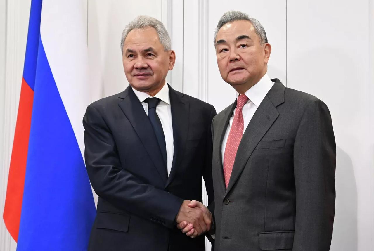 12月2日，俄罗斯联邦安全会议秘书绍伊古对王毅说：“军国主义九头蛇再次抬头，但莫