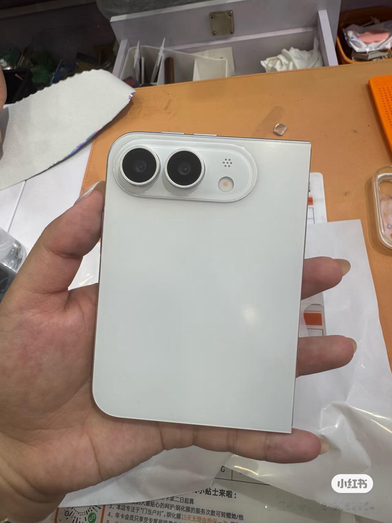 做手机壳膜的商家已经拿到了iPhone Ultra了，这个设计倒是还不错，中规中