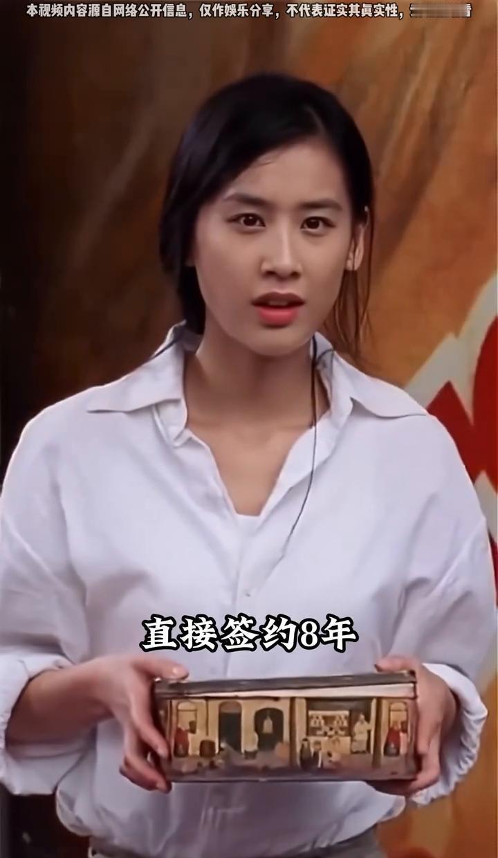 周星驰片场有个魔咒：捧谁谁反目。
黄圣依刚红两年就撕毁八年合约，梁小龙靠“火云邪