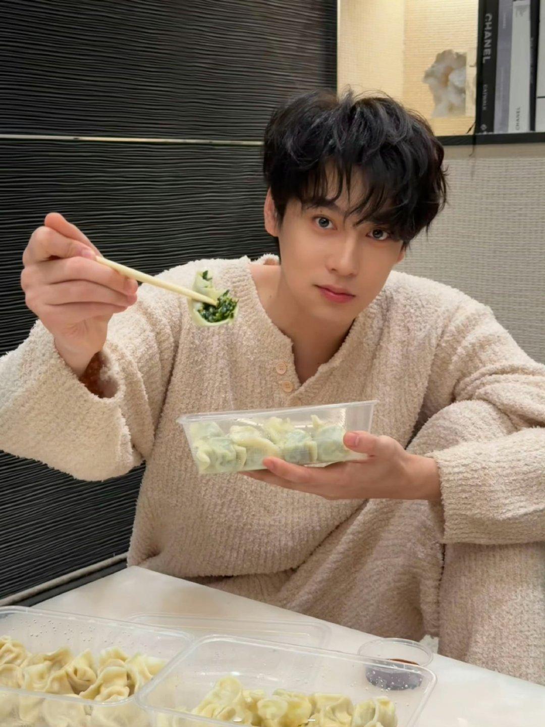 田栩宁冬至营业照田栩宁吃了韭菜鸡蛋馅的饺子田栩宁冬至营业照，吃了韭菜鸡蛋馅的饺子