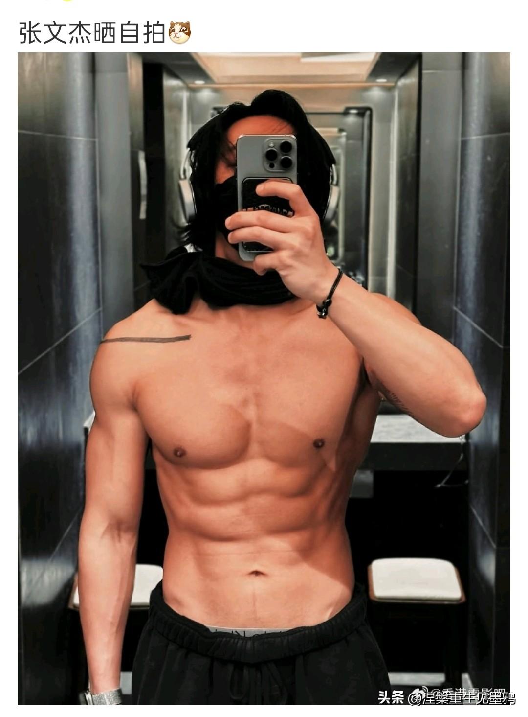 张文杰这张镜前自拍一放出，直接点燃了网友的讨论热度——半遮的面罩配上一头随性中长