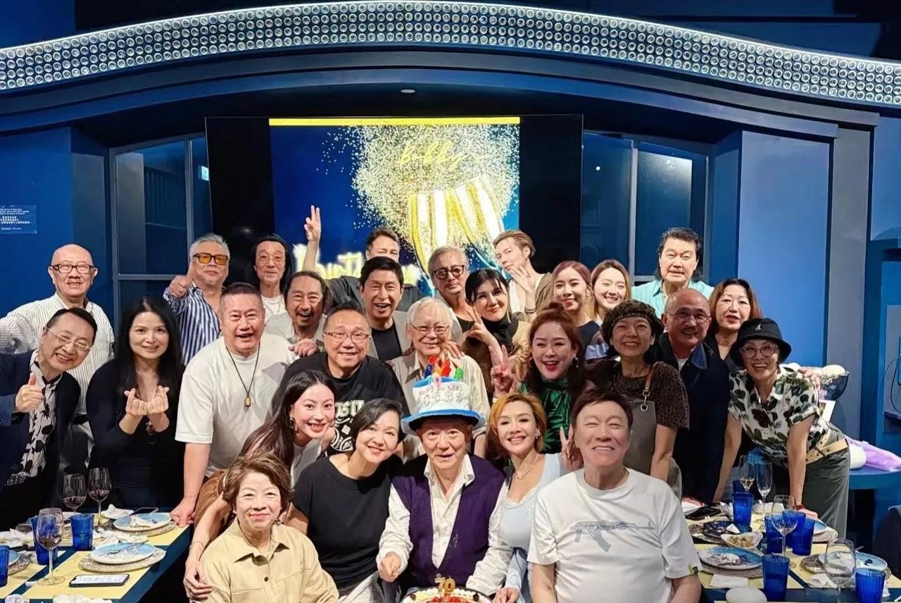 一众港星为富商庆生，很多熟面孔，你还认得他们吗？
近日，某网友分享了参加富商生日