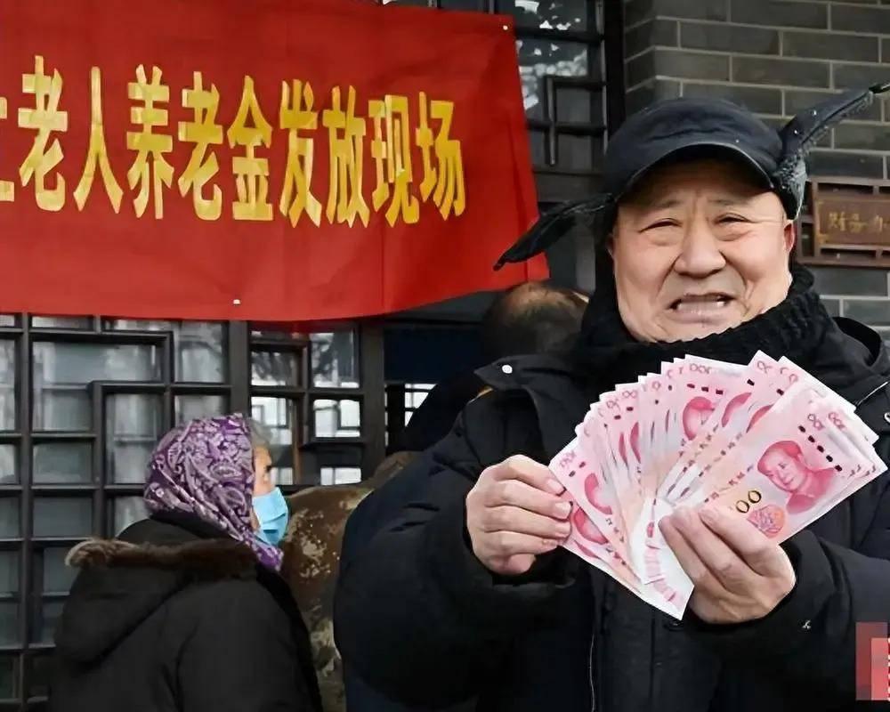 如果真能大幅增加低收入老年人的养老金，那么所获得的好处三天三夜都数不完。这是因为