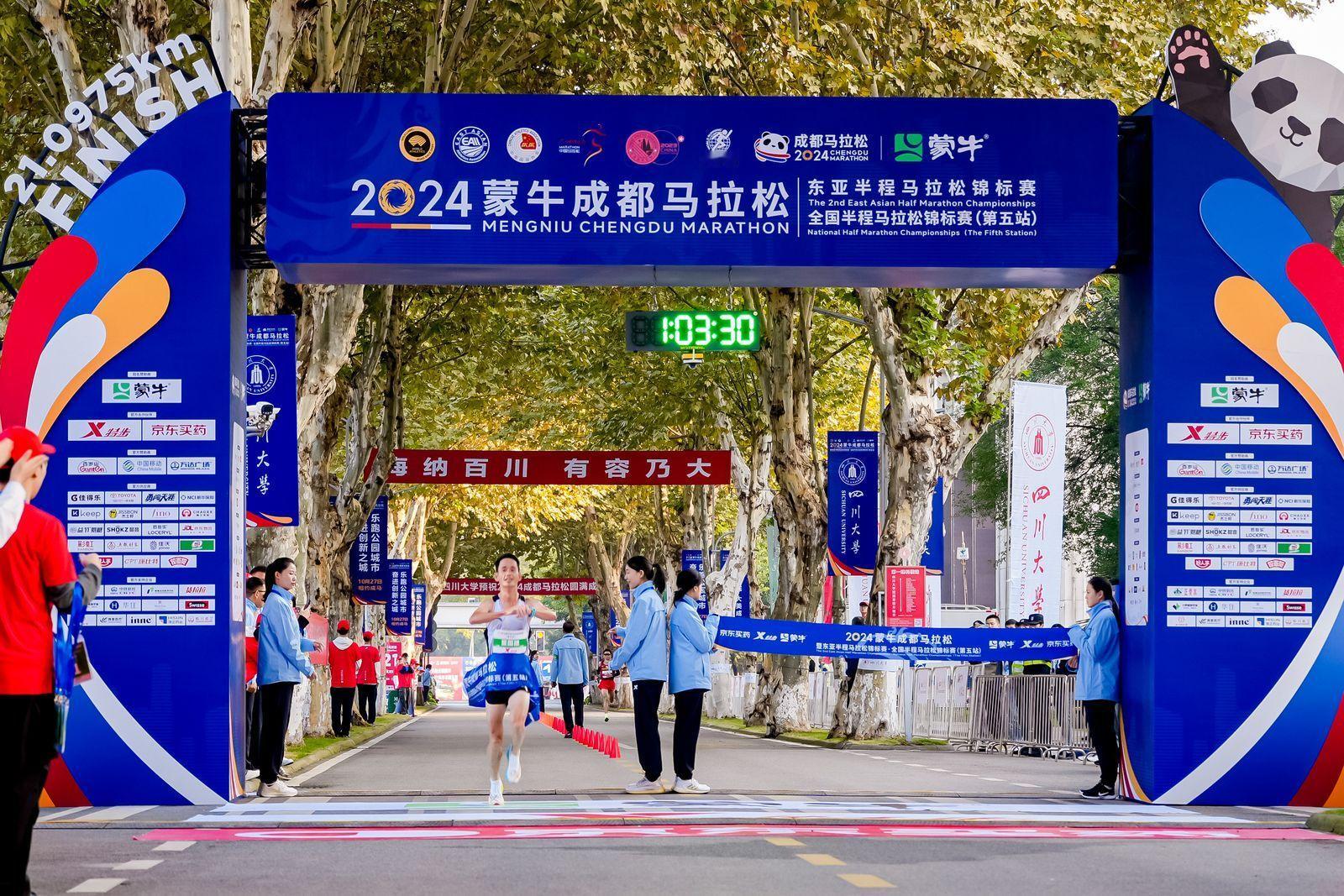 #董国建夺全国半马锦标赛冠军# 老将就是老将，永远最稳的董国建！#成都马拉松##