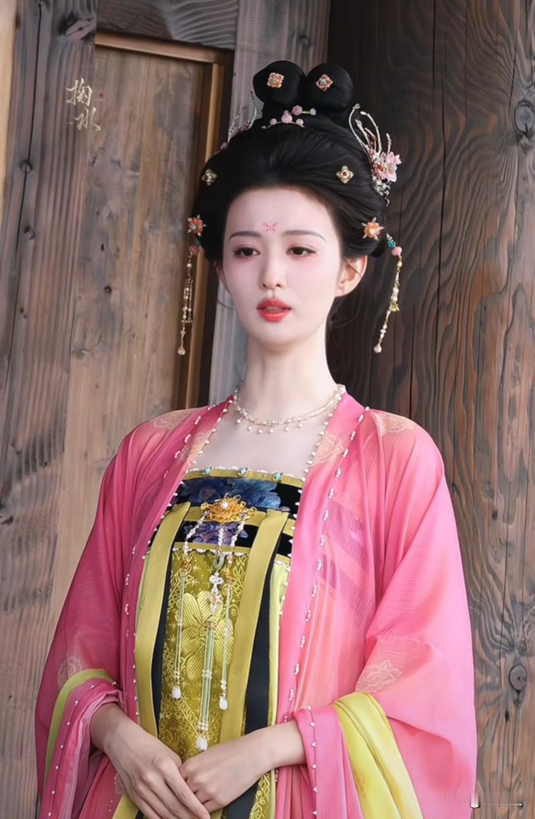 王楚然穿古装太漂亮了，好像天女下凡。瑕疵的地方，就是手太粗糙了。哪里像小姑娘的手