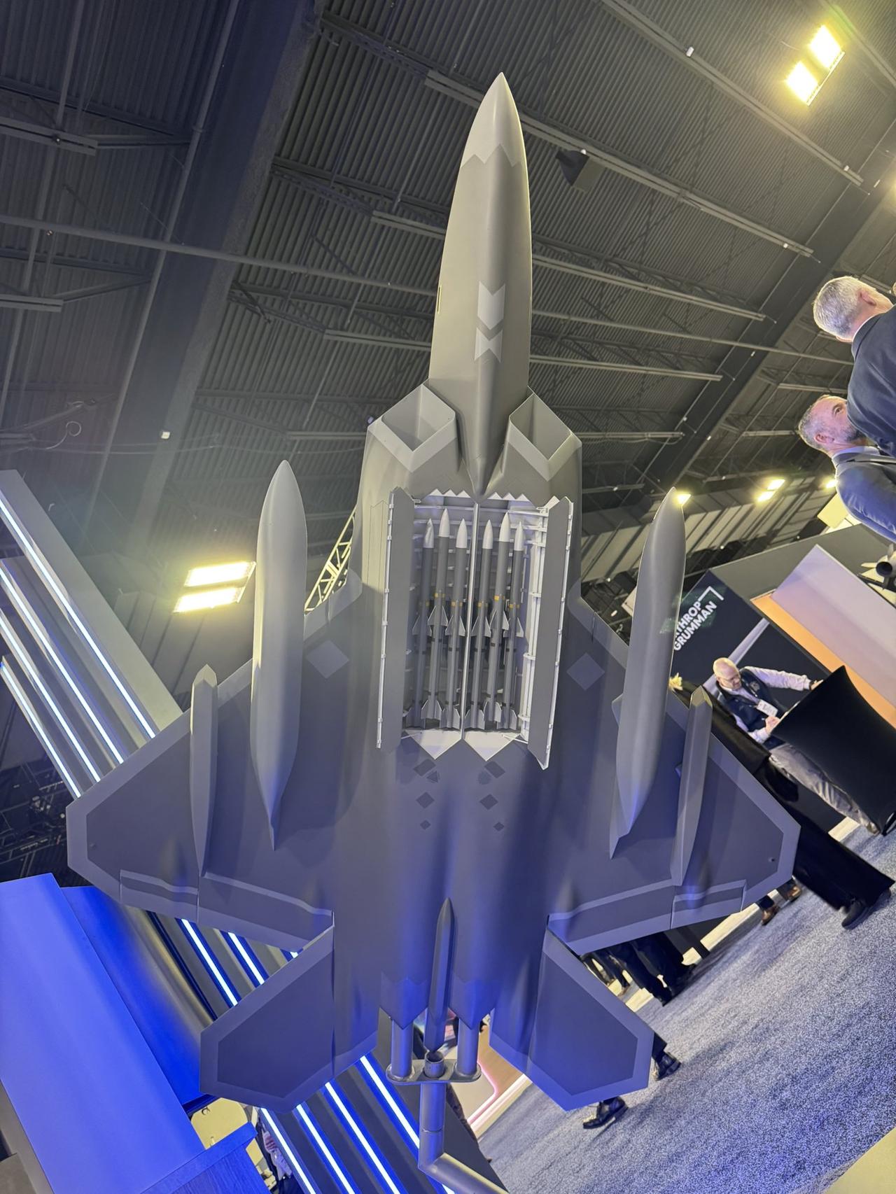 2026年，美国空军协会战争研讨会上，波音展出的F-22隐身副油箱和IRST吊舱