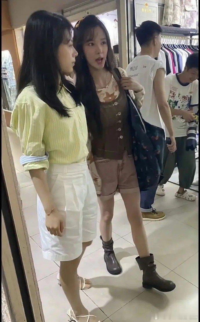 为什么一定要穿这种皮凉鞋啊，很容易滑出去吧[裂开] ​​​