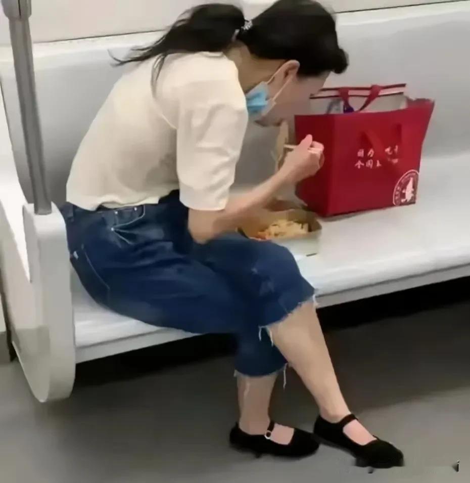 地铁上能吃东西吗？
这种不但在地铁上吃东西，还把骨头残渣随意吐在地上的行为，到底