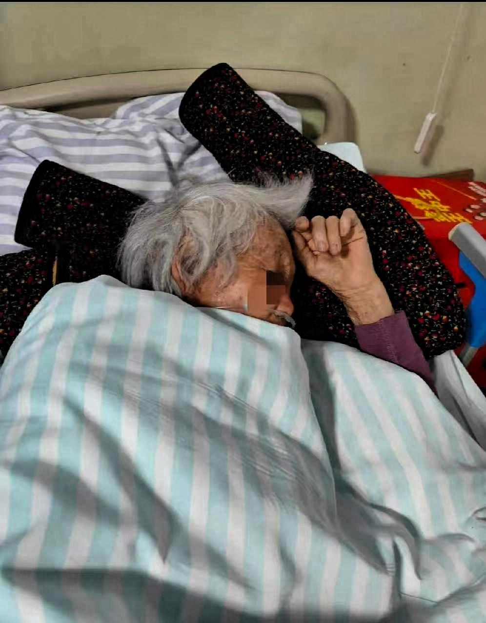 病房里88岁的老人在睡梦中走了，61岁的儿子没掉一滴泪。上午为老人整理更换好衣物