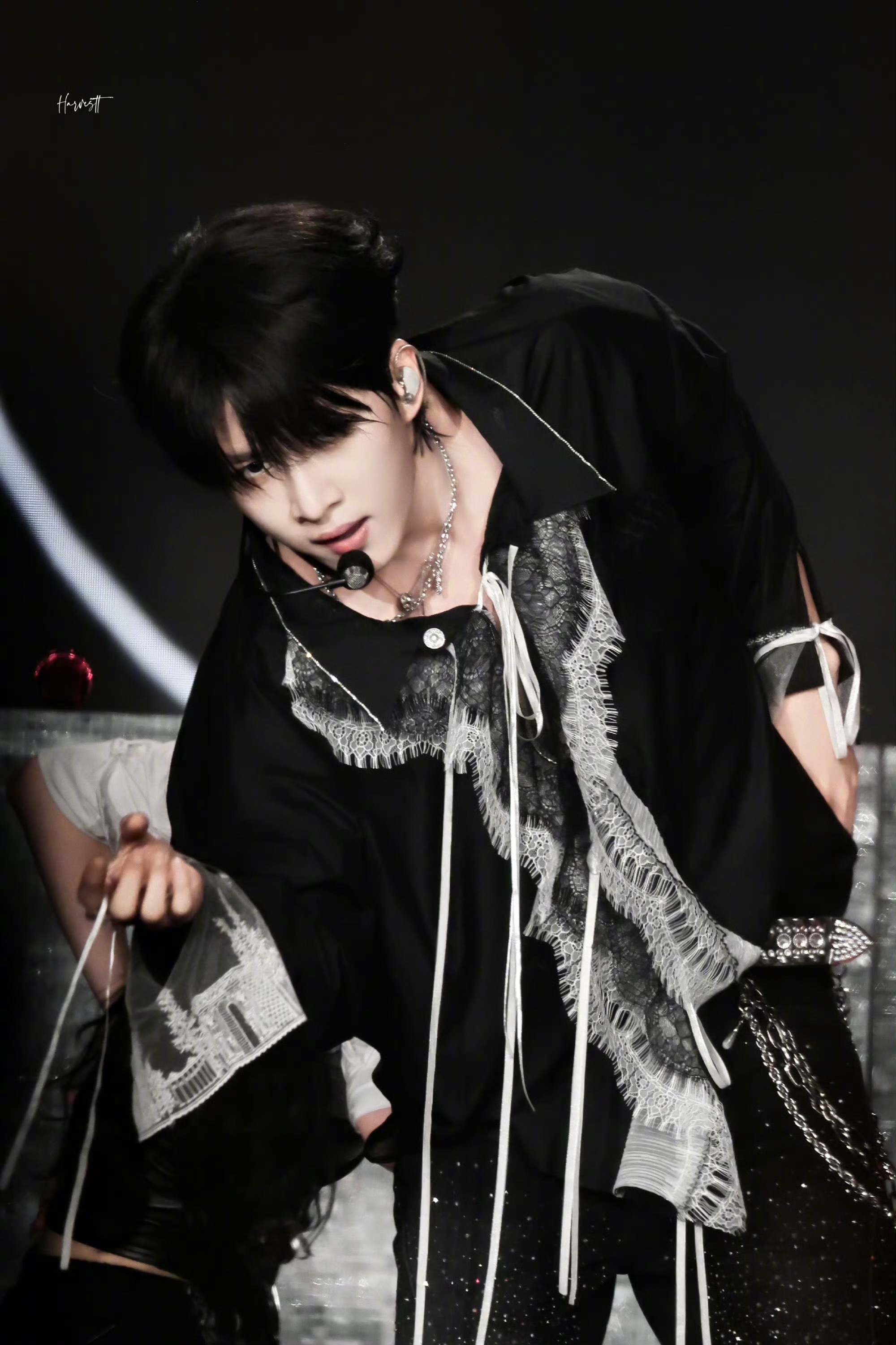 卓沅卓沅舞台超绝反差魅力邀请大家来看卓沅后陡门见面会的舞台，这场专属于他和粉丝的