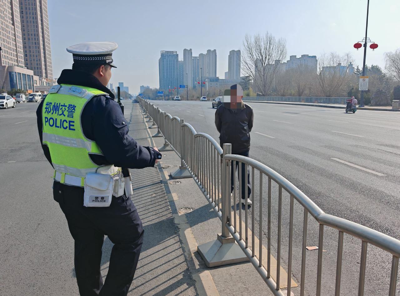 家中老人、儿童外出时，请务必做好看护工作，建议随身携带身份信息卡或联系方式，以便