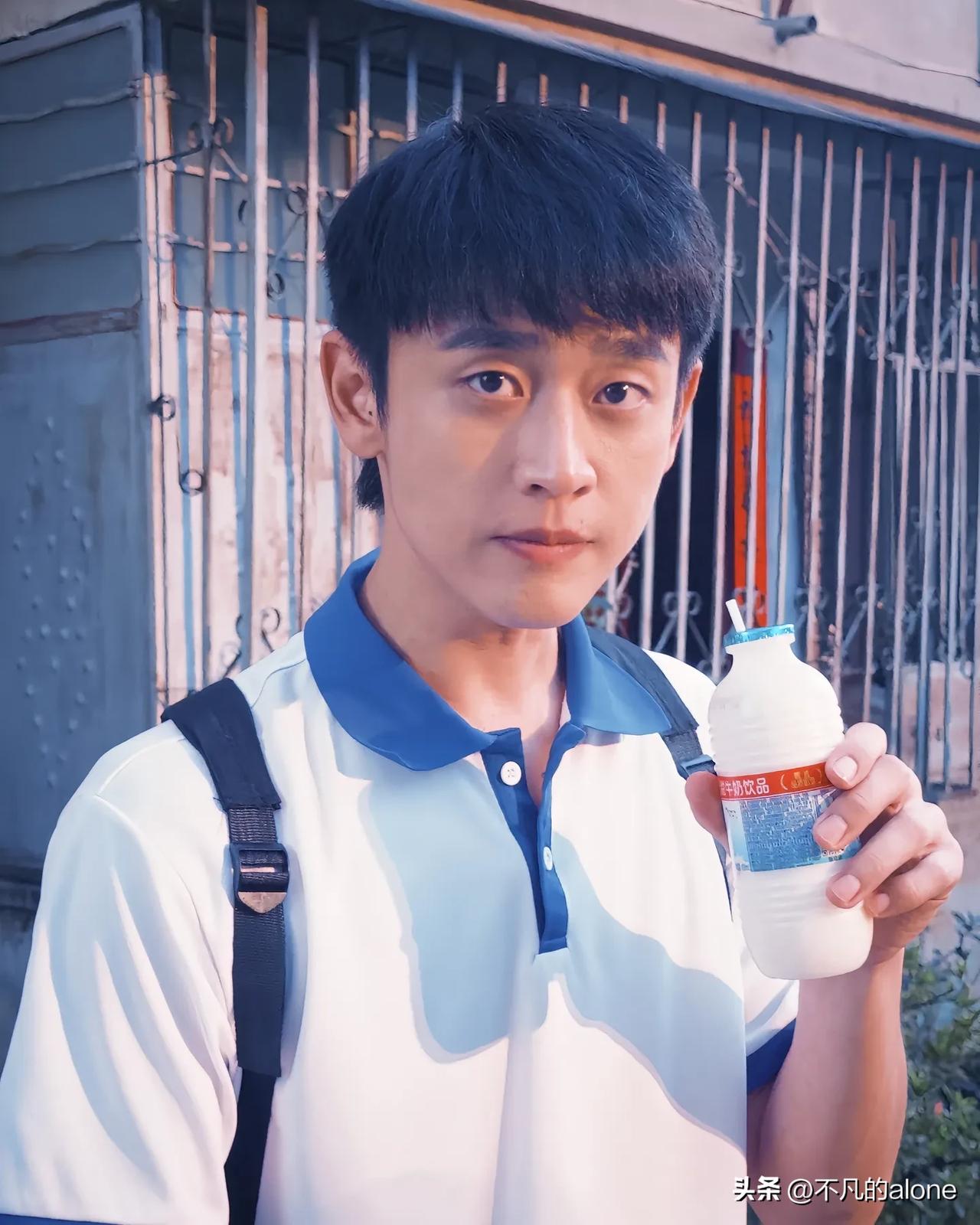王天辰分享了一组剧照，他和蒋依依穿着高中校服，一下子把我拉回了学生时代。王天辰虽