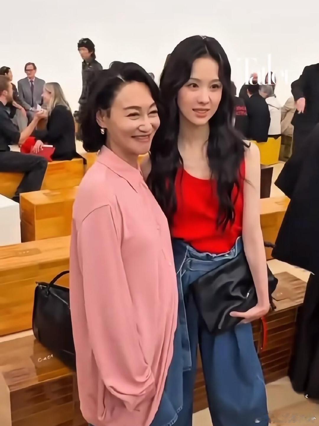 惠英红约陈都灵一起旅行惠英红果然是永远的神！被陈都灵问旅行好物，直接把自己包装成