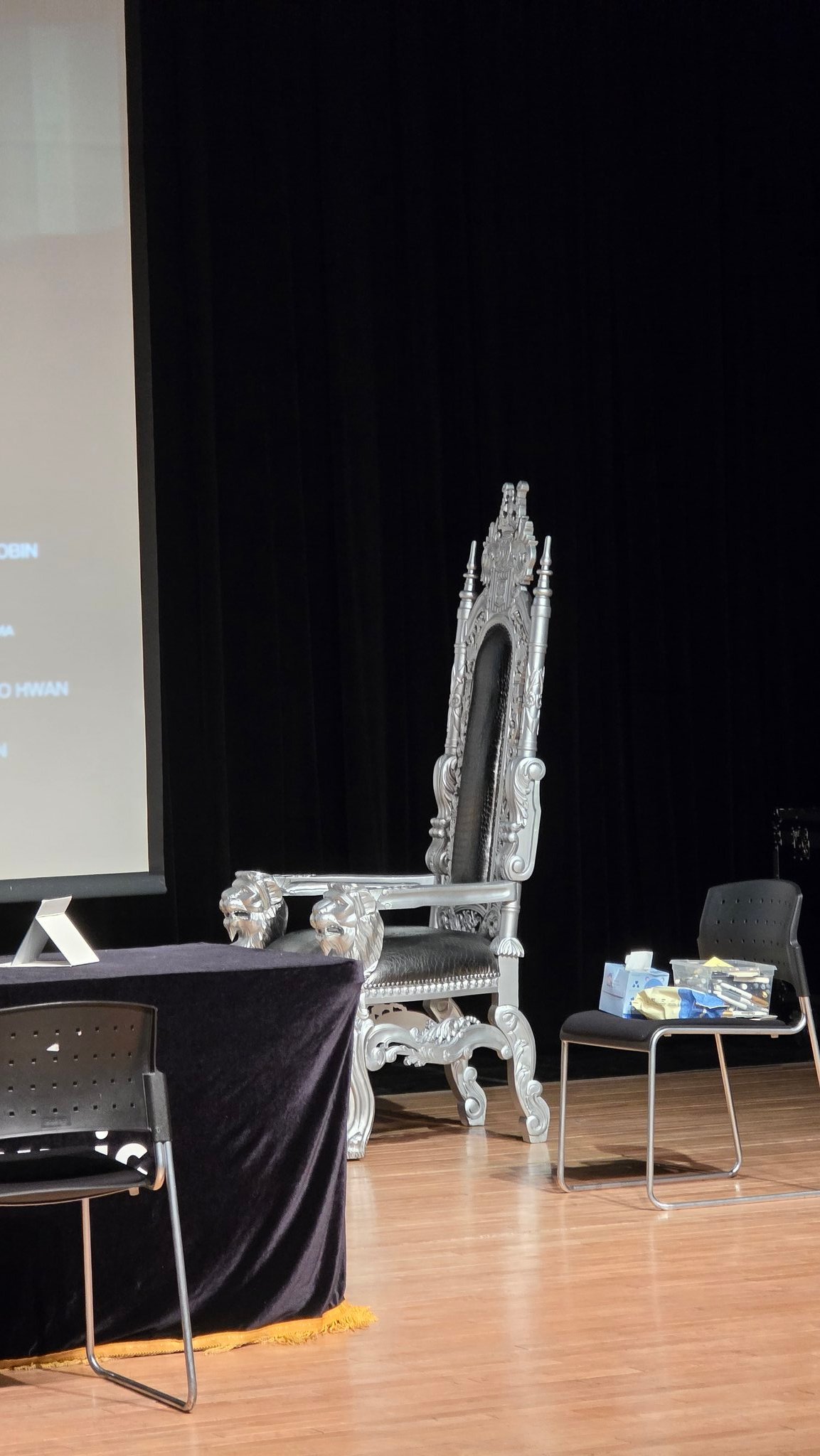 今天坐着粉丝自己开的小卡车带过来的王座举办粉签会的爱豆