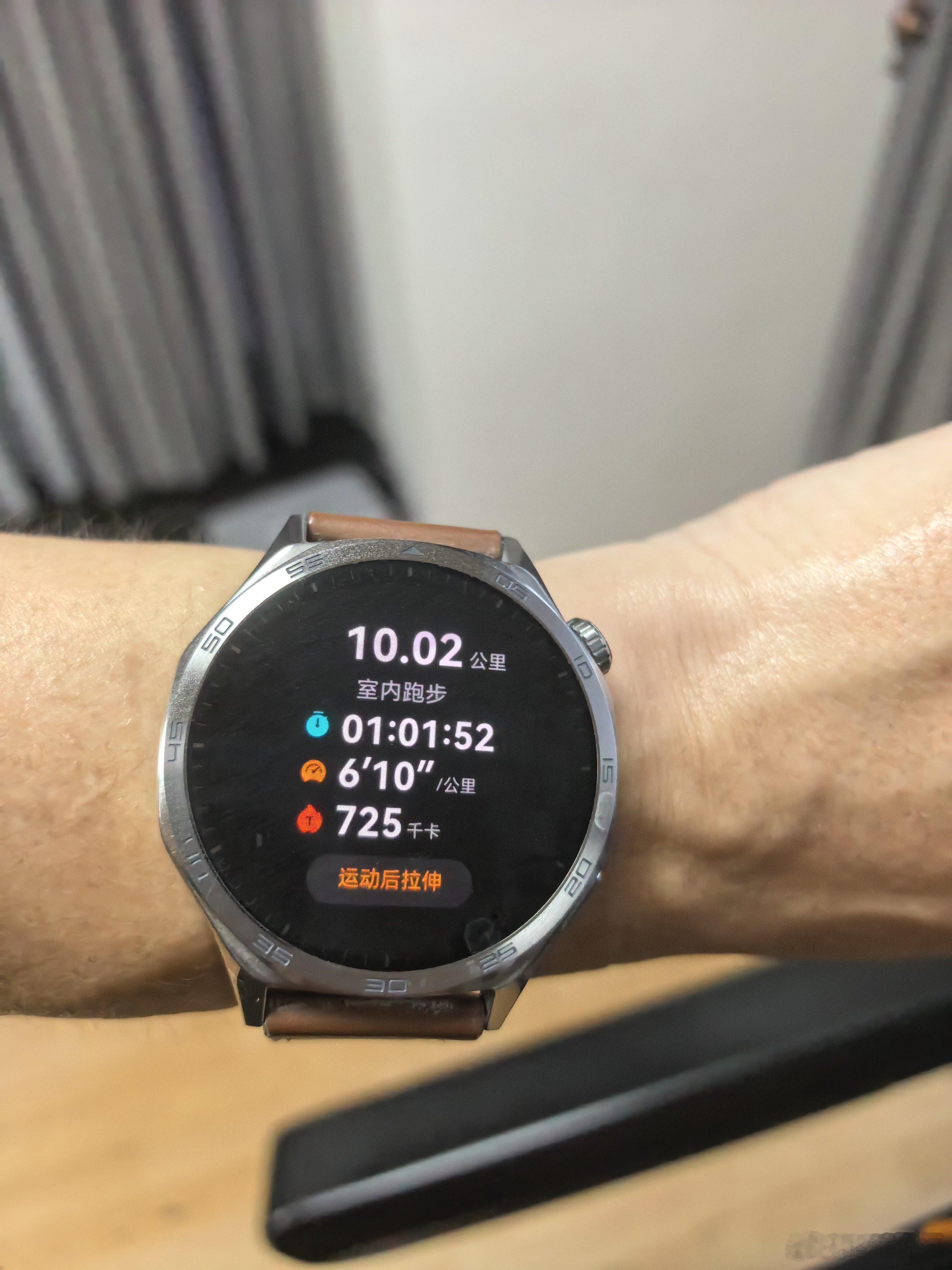 跑步机慢摇10km生活乏味无趣，但依然相信未来。即刻开跑