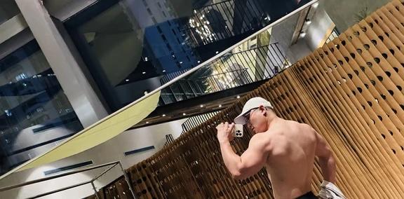 晚安 💤
一切都是为了长肌肉 健身日常 该吃吃该练练 晚安 在夜深人静的时候 