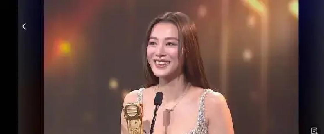 王敏奕终于把《新闻女王2》的张家妍演成了奖杯。
昨晚TVB万千星辉现场，她听到自