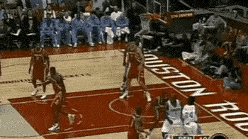 姚明封盖安东尼。
姚明，2002年状元秀，来自中国的移动长城。
安东尼，2003