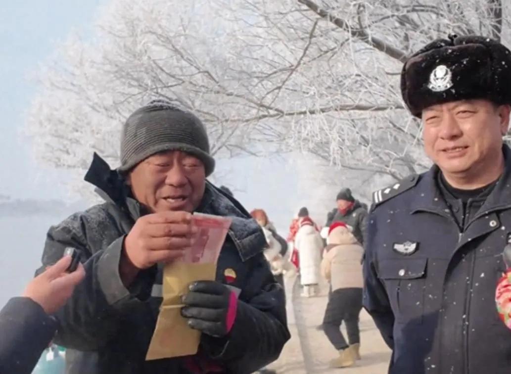 东北大爷救助游客，反被诬陷碰倒，近日这则新鲜事刷曝网络，这女子来自重庆，去吉林游