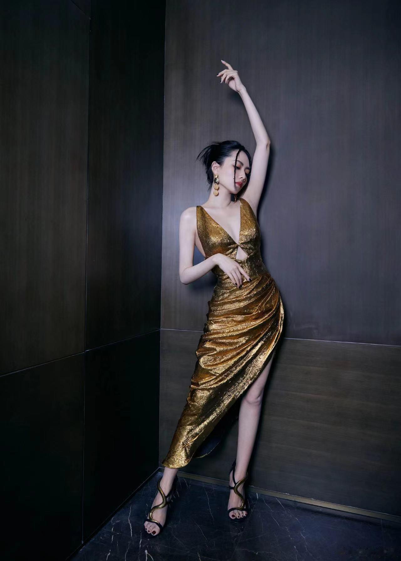 #刘惜君鎏金礼服#在薛之谦演唱会南京站的造型好让人心动啊，看得我疯狂斯哈！而且今