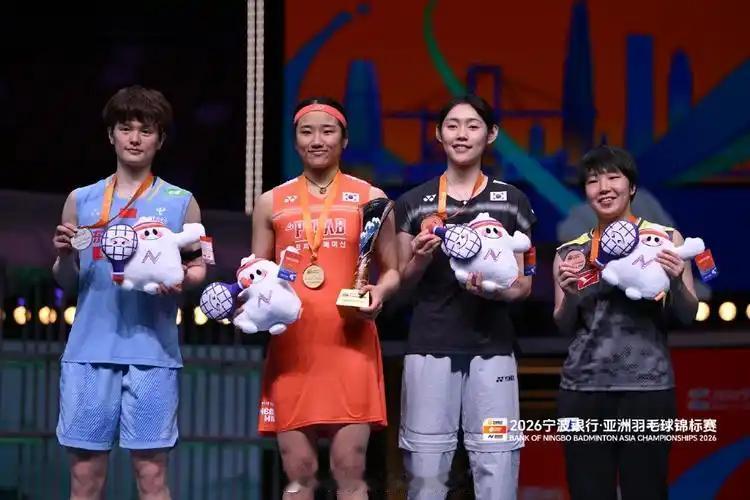 中国羽毛球大师赛女单半决赛：
首场半决赛，头号种子韩国安洗莹VS3号种子日本小马