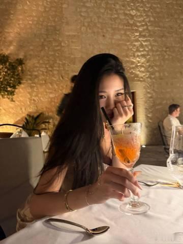 汪峰女儿小苹果气质 小苹果气质也太好了吧，长大了越来越有范儿，又高又瘦又有气场，