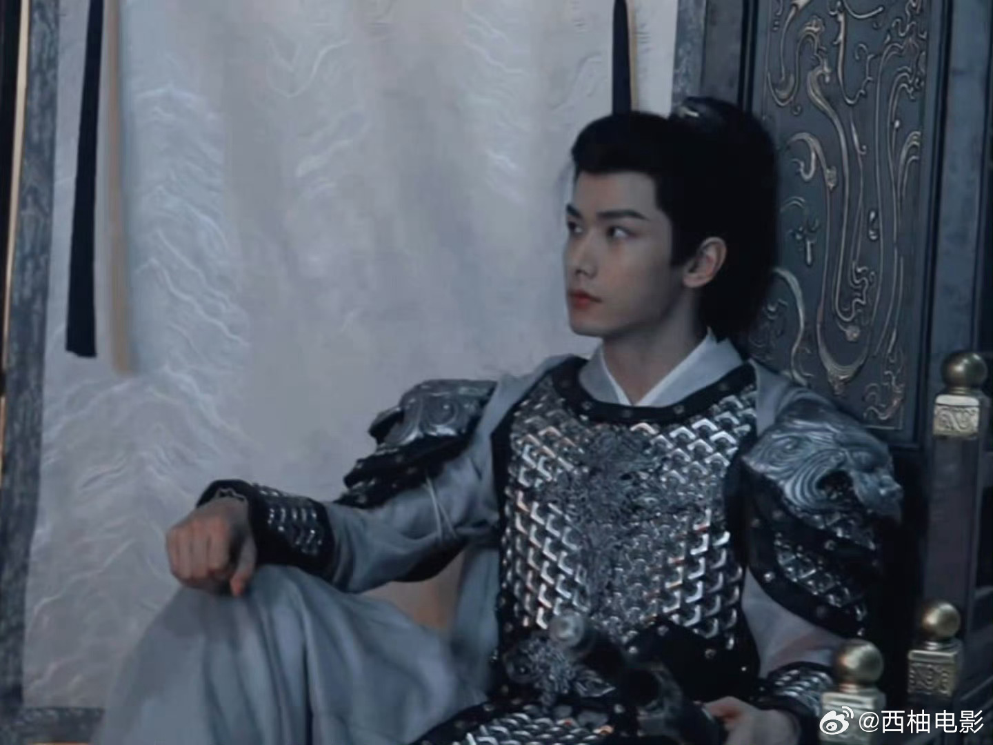 真的太好奇刀疤哥的真实身份了！蒙眼比武武力值爆棚，眼神里全是秘密，和男主的渊源一