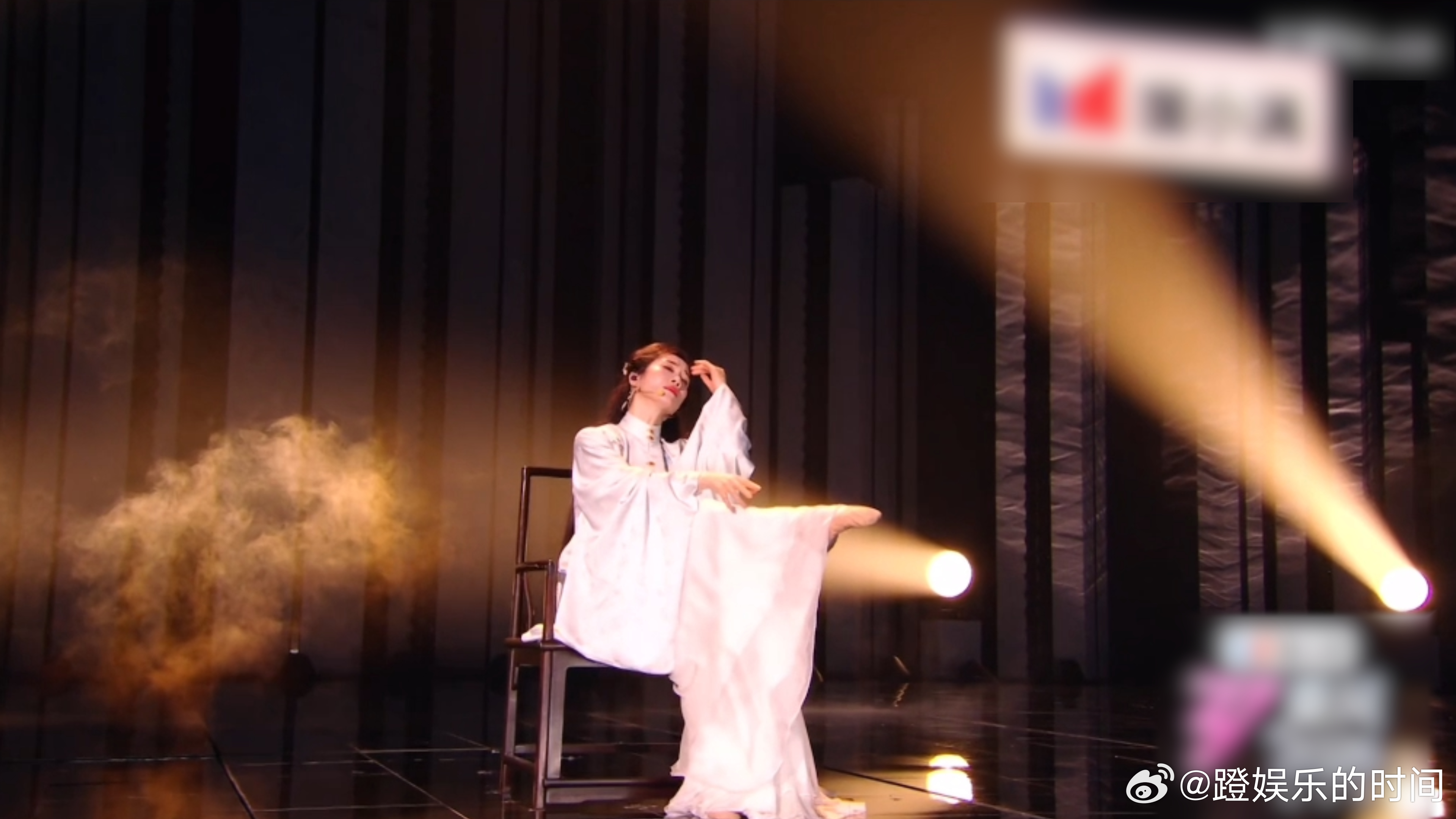 温峥嵘初舞台还原雁回时造型温峥嵘唱了谁的意难平初舞台诚意满满，细节还原雁回时经典