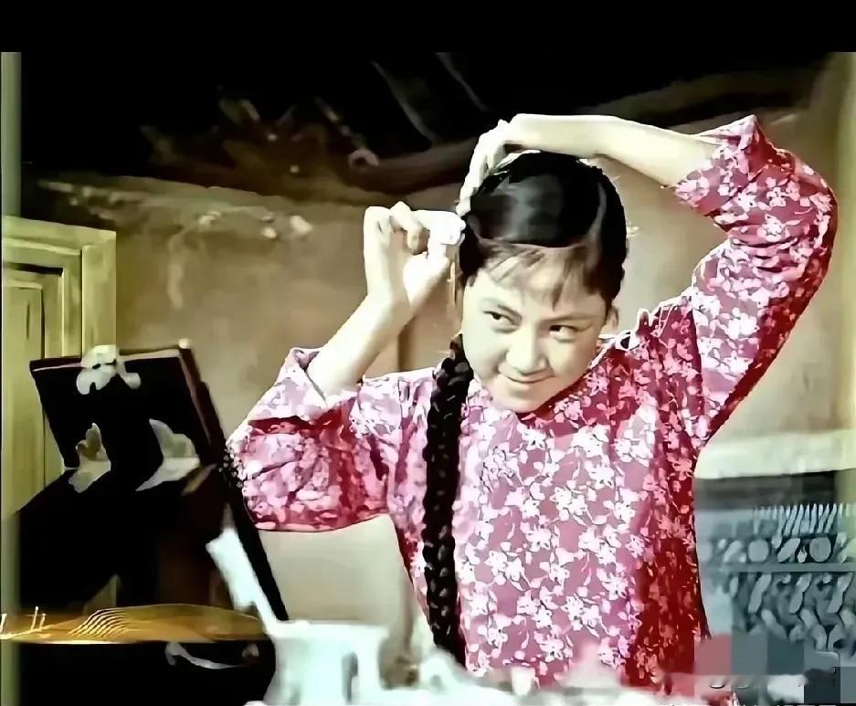 追她的人，据说能从北京排到南京。一堆的首长，一堆的大领导，削尖了脑袋想把这位红遍