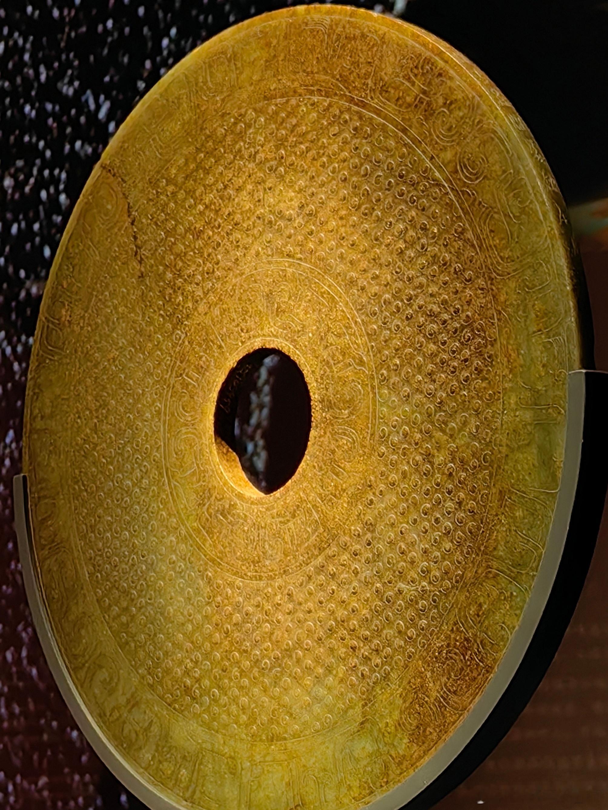 青玉兽面纹璧战国晚期至西汉早期故宫博物院藏玉色青绿，带大面积黄色沁斑，直径近40