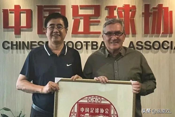 别出心裁，公布个国家队大名单还得来个直播，方式倒是挺新颖，就是人选估计还是老生常