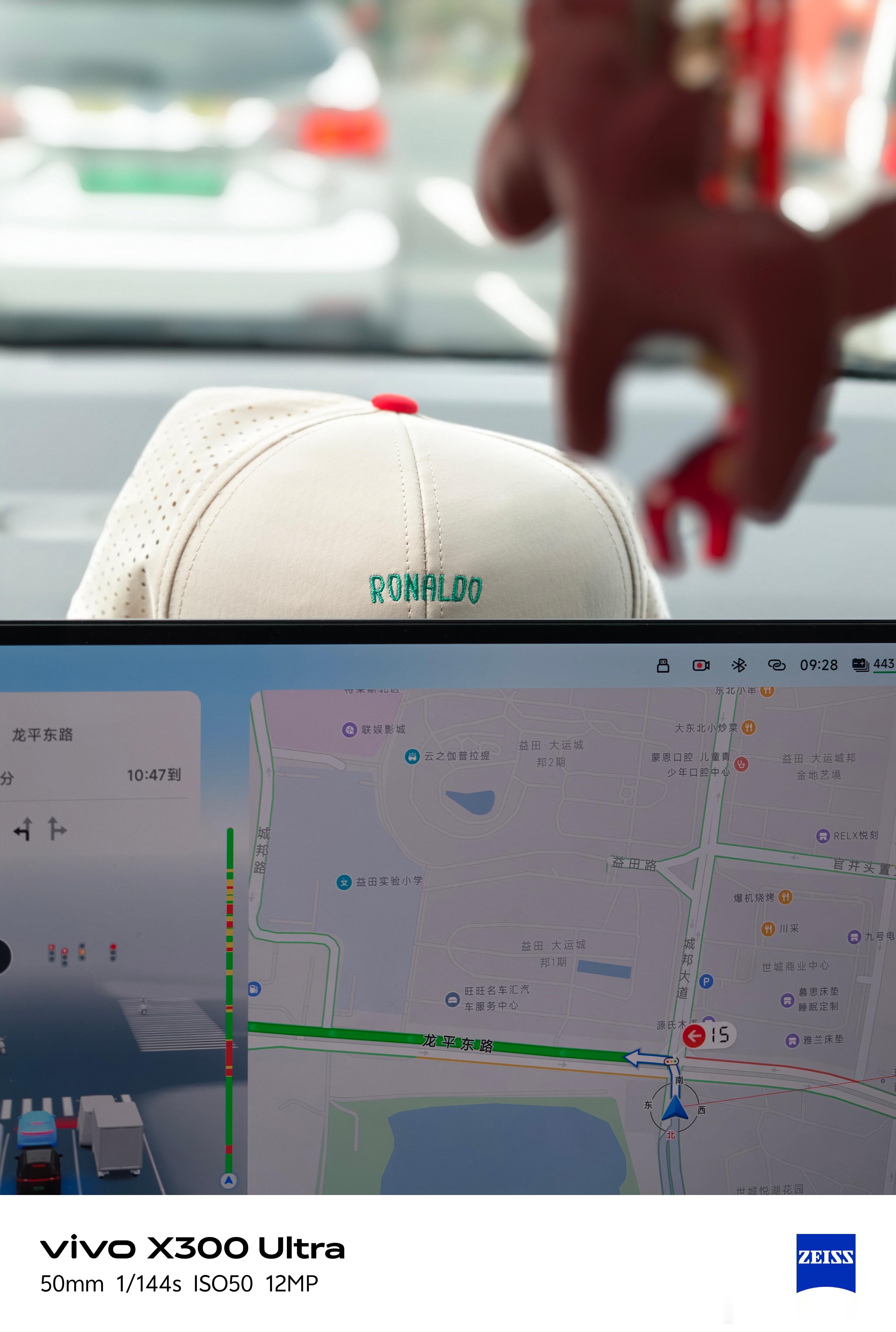 突然发现我帽子放在中控屏后面还挺好看的帽沿卡在里面也挺稳，想拿也方便