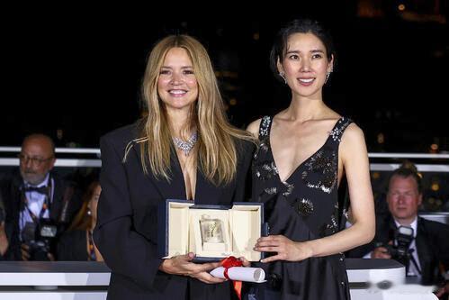 冈本多绪凭借电影《突如其来》获得第79届戛纳电影节最佳女演员，这也是戛纳电影节创