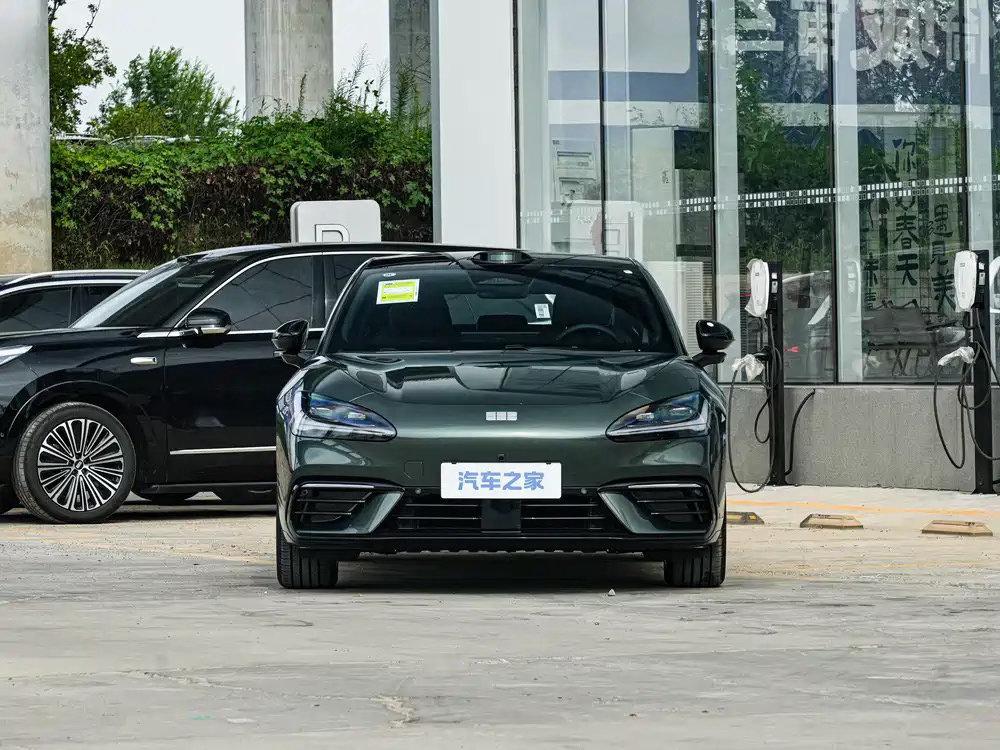 吉利银河 TT 8 月正式上市，中型纯电运动轿车。依托 800V 高压平台打造，