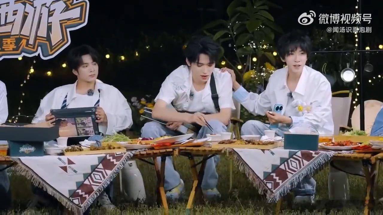 贺峻霖一个字张真源就要罢录了能敏锐捕捉到彼此的玩笑点也是一种默契，贺峻霖看似敷衍