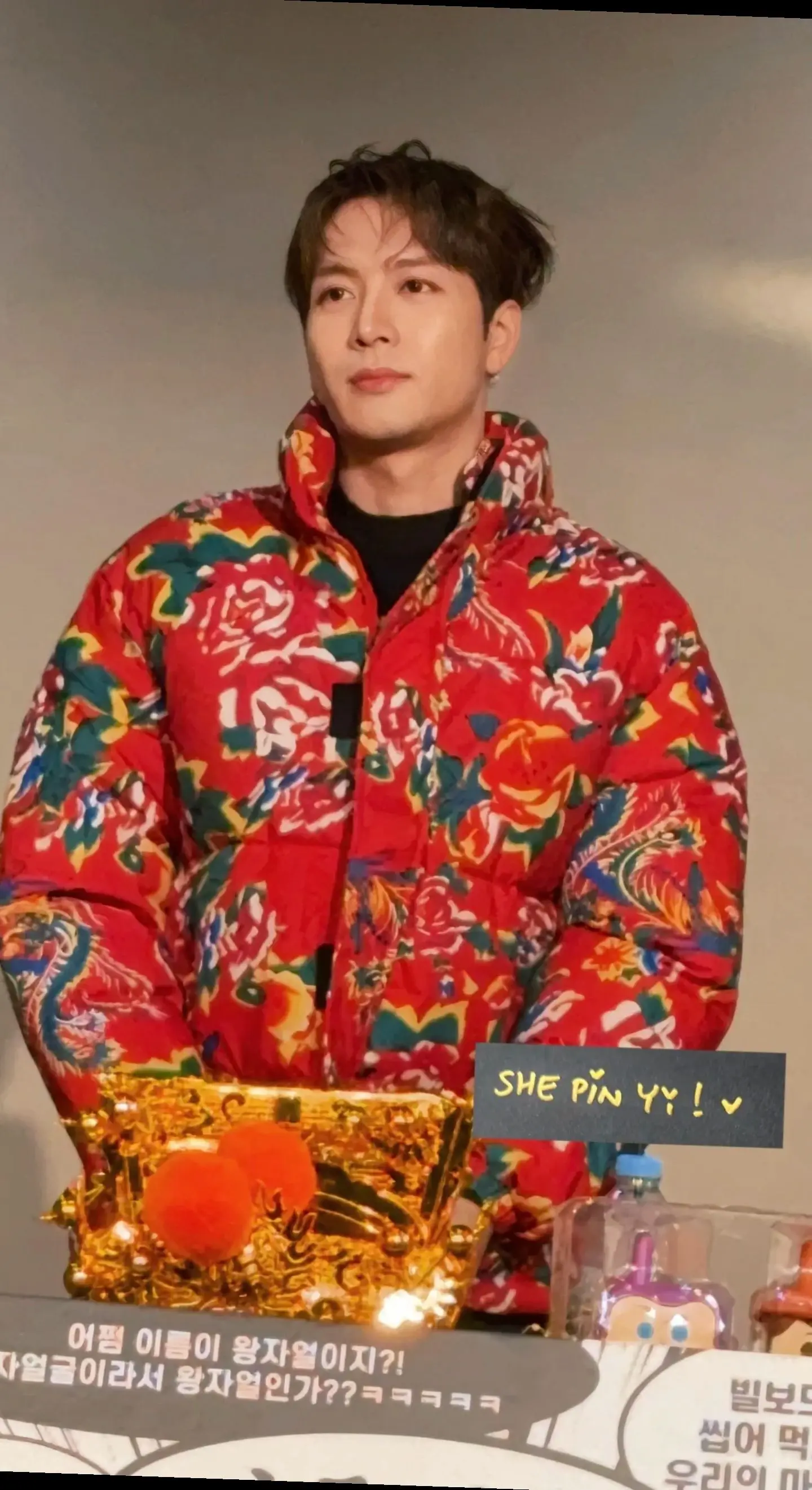 王嘉尔：亲粉丝还能怎么办 宠着吧。cr.水印