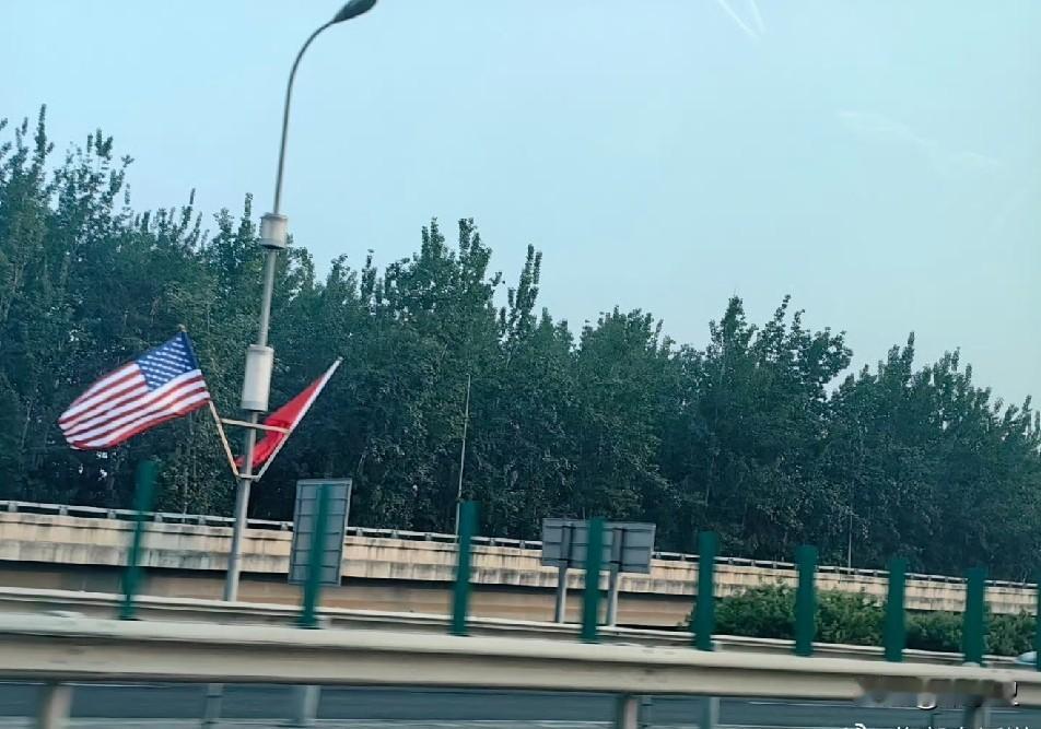 今天早晨的北京街头，要有大事发生。北京户外美景 北京初夏随手拍 北京城街道