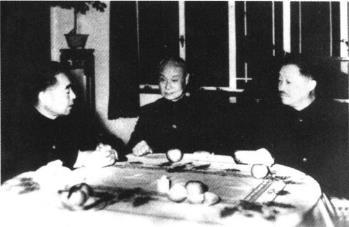 1957年，周恩来、贺龙与盖叫天在一起亲切交谈
